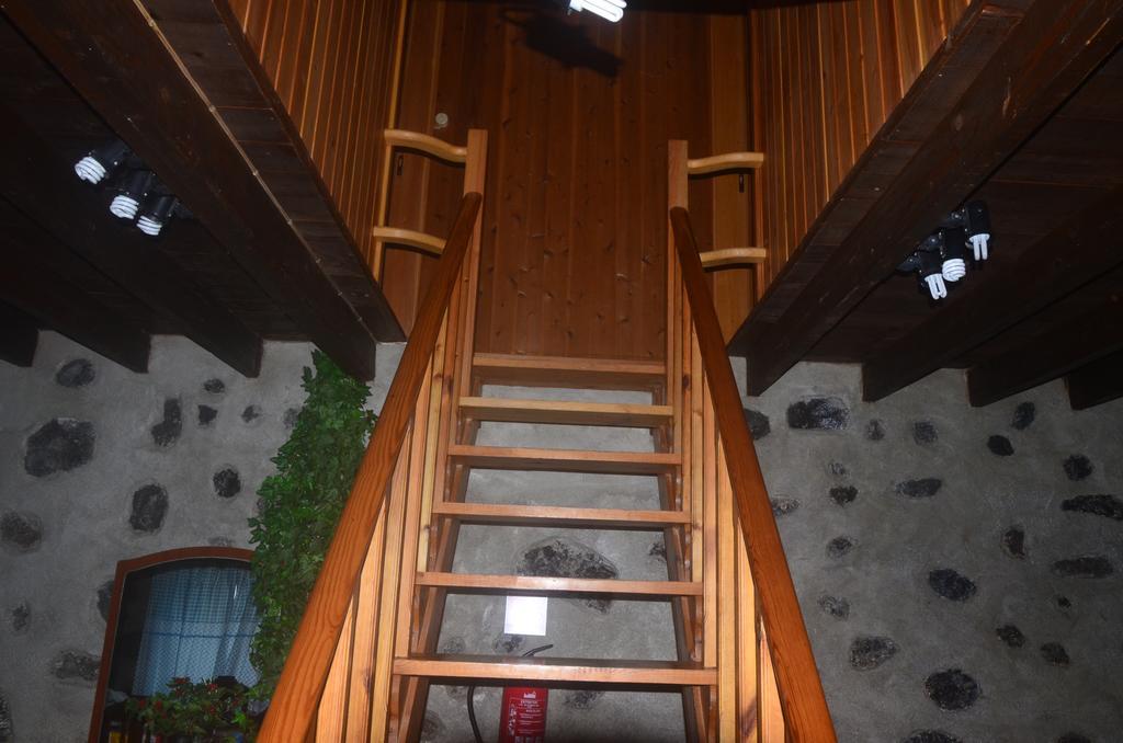 Join Our Relaxed House Near The Beach - Mosteiros 모스테이루스 외부 사진
