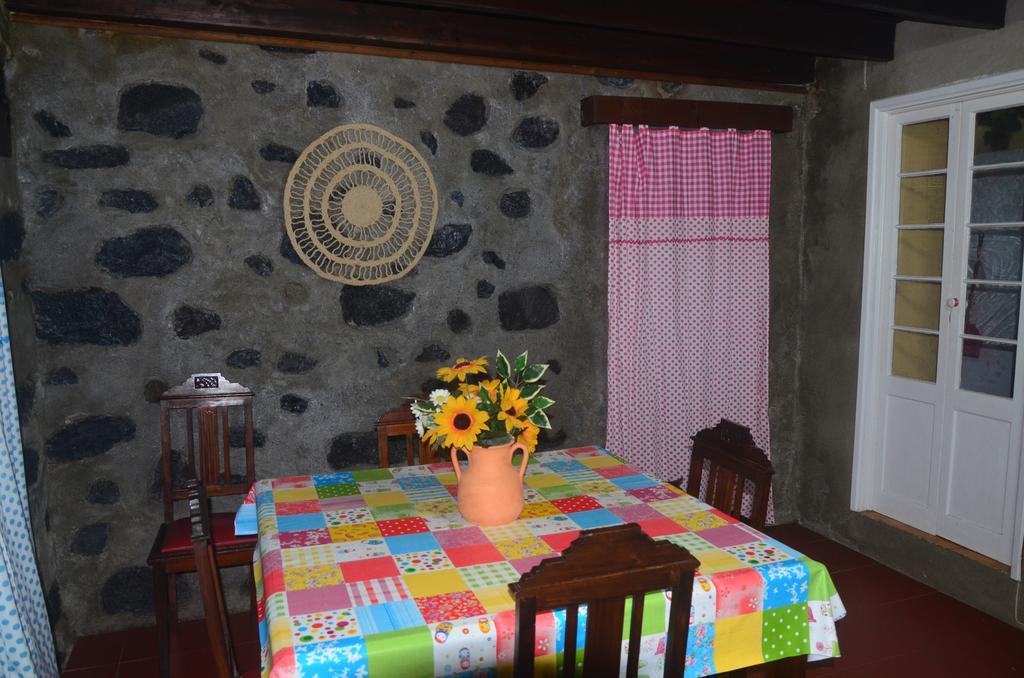 Join Our Relaxed House Near The Beach - Mosteiros 모스테이루스 외부 사진