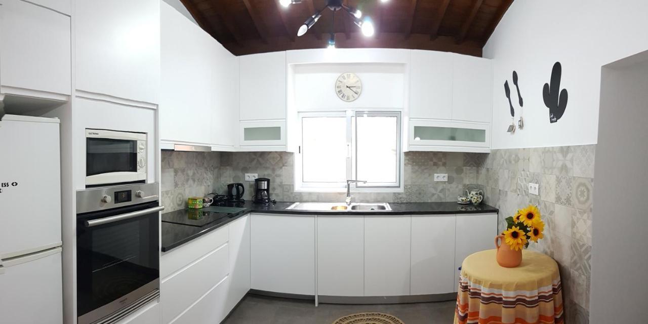 Join Our Relaxed House Near The Beach - Mosteiros 모스테이루스 외부 사진