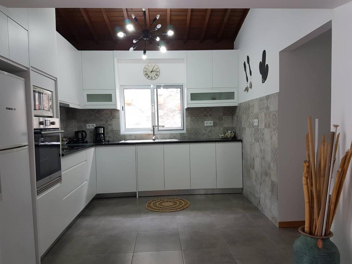 Join Our Relaxed House Near The Beach - Mosteiros 모스테이루스 외부 사진