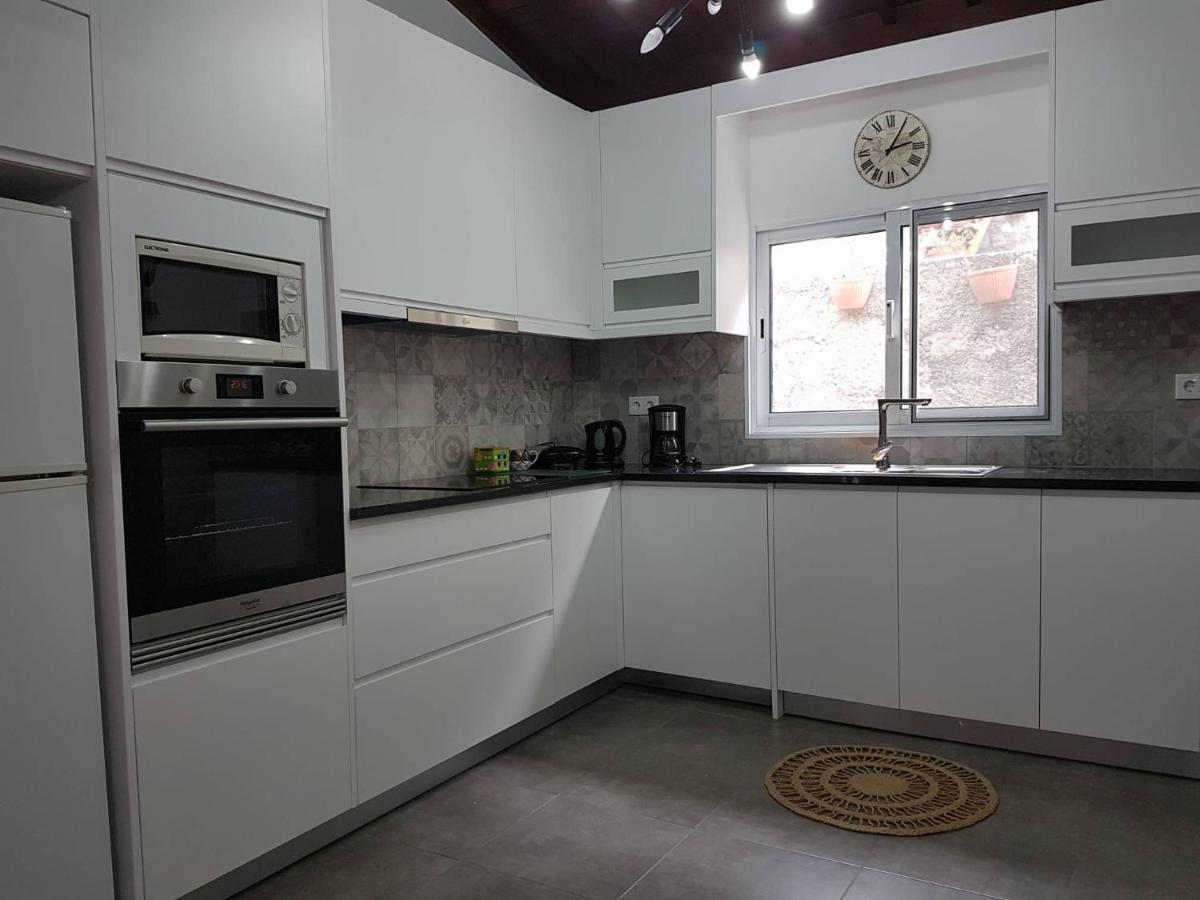 Join Our Relaxed House Near The Beach - Mosteiros 모스테이루스 외부 사진