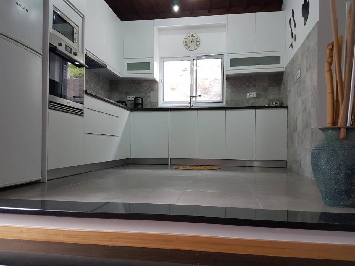 Join Our Relaxed House Near The Beach - Mosteiros 모스테이루스 외부 사진
