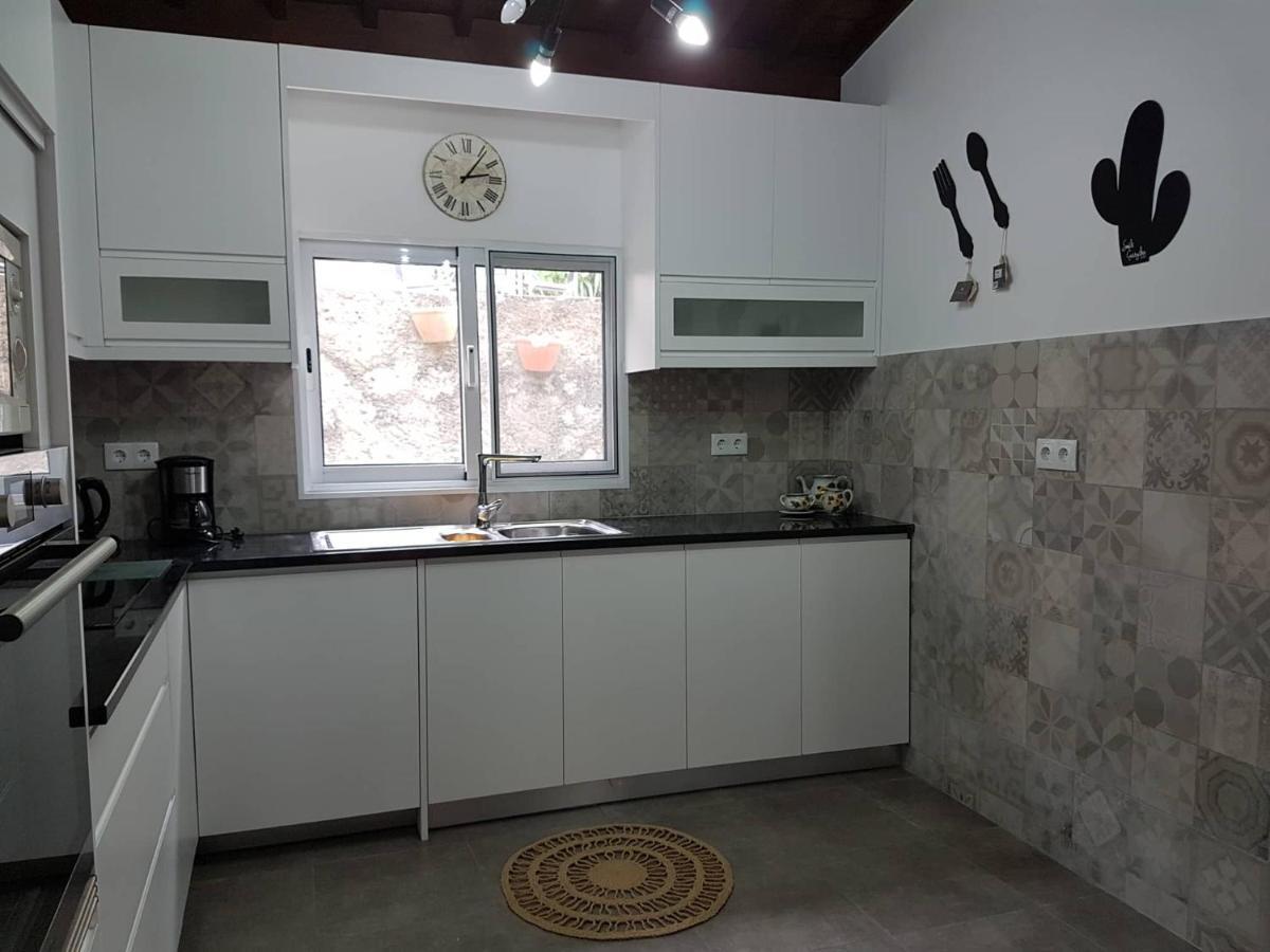 Join Our Relaxed House Near The Beach - Mosteiros 모스테이루스 외부 사진