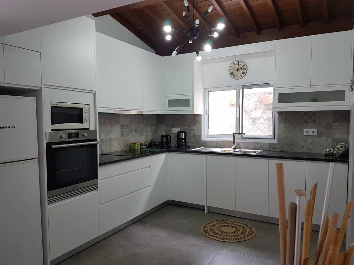 Join Our Relaxed House Near The Beach - Mosteiros 모스테이루스 외부 사진